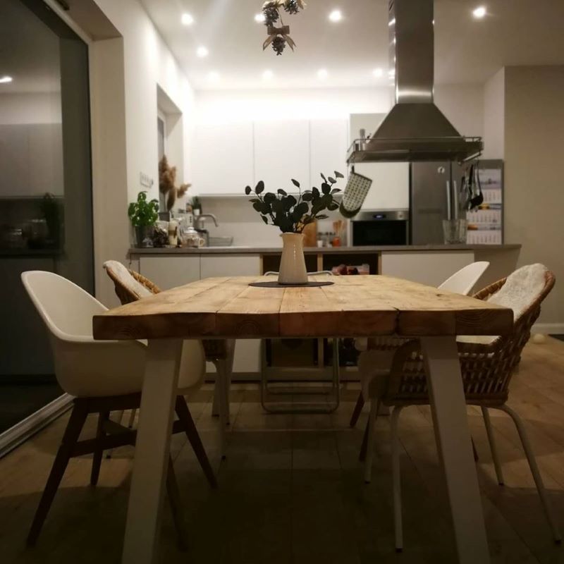 Letisztult ebédlőasztal rusztikus felülettel Letisztult ebédlőasztal rusztikus felülettel